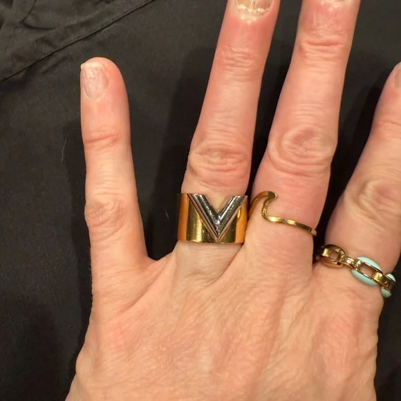 Louis Vuitton Essential V Ring Size 7/M - Picture 16 of 16
